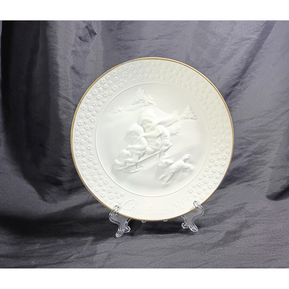 A Childs Christmas 1985 Avon Collectors Plate